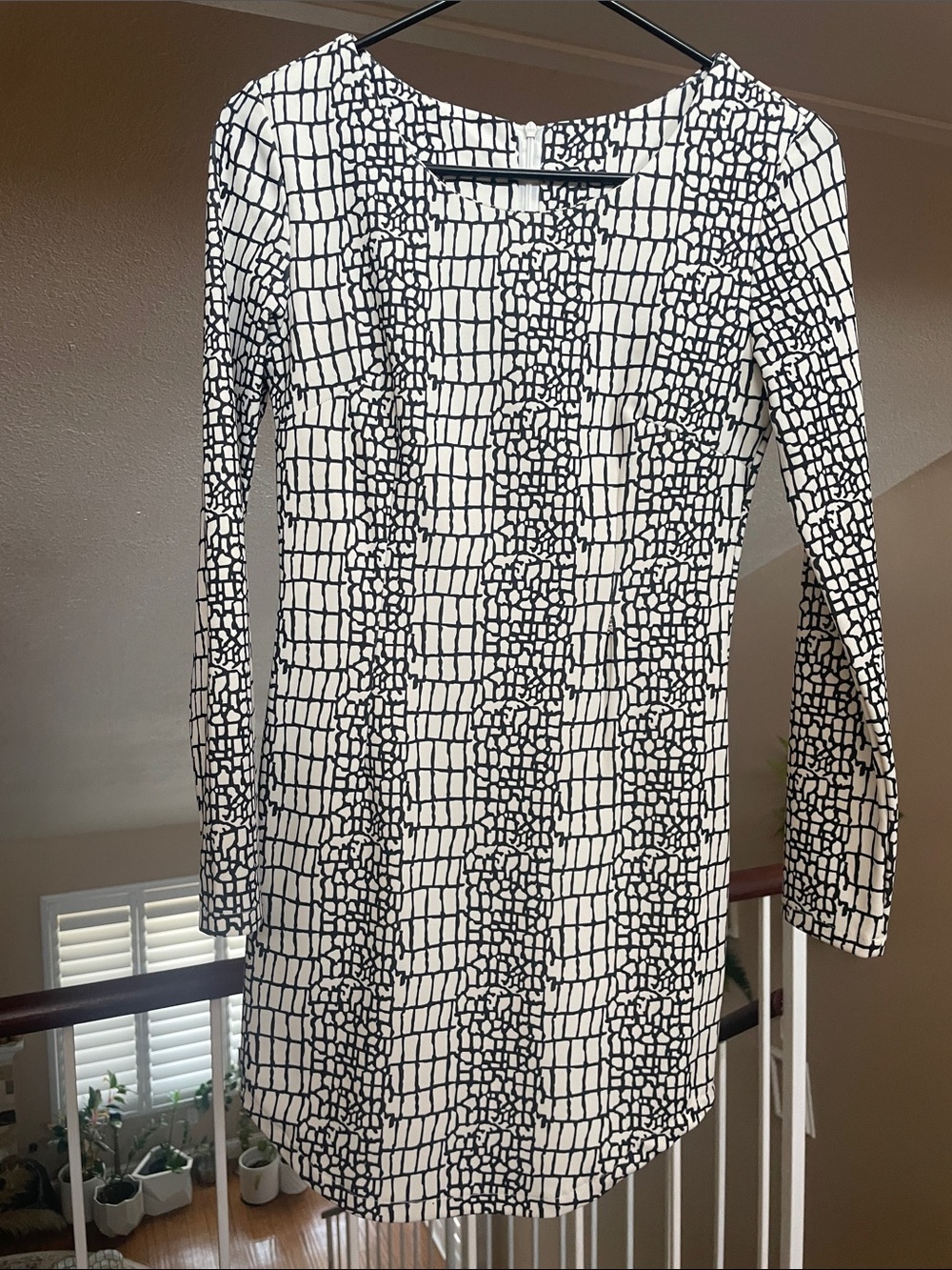 Black & White Long-Sleeve Patterned Shift Dress